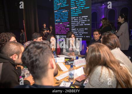 Torino, Italia - 23 novembre 2019: Le Giornate visionarie sono un evento in cui 1500 giovani provenienti da tutta Italia si incontrano per affrontare i cambiamenti attuali e delineare il futuro. Insieme, concretamente e partendo dall'incontro di vite e visioni diverse. Nella foto Chiara Appendino il Sindaco di Torino ha partecipato alle Giornate Visionarie, sul palco dell'OGR di Torino. (Foto di Mauro Ujetto/NurPhoto) Foto Stock