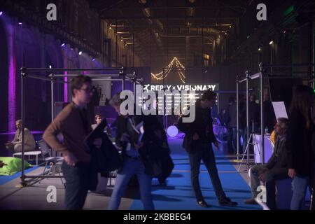 Torino, Italia - 23 novembre 2019: Le Giornate visionarie sono un evento in cui 1500 giovani provenienti da tutta Italia si incontrano per affrontare i cambiamenti attuali e delineare il futuro. Insieme, concretamente e partendo dall'incontro di vite e visioni diverse. Il Ministro dello Sport e delle politiche giovanili Vincenzo Spadafora ha partecipato alle Giornate Visionarie, sul palcoscenico dell'OGR di Torino. (Foto di Mauro Ujetto/NurPhoto) Foto Stock