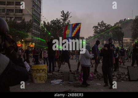 I dimostranti utilizzano i laser per chiudere al buio le telecamere di sicurezza e la polizia. Santiago, Cile, 22 novembre 2019. Una nuova giornata di proteste e scontri con la polizia nel centro di Santiago, dove migliaia di persone si riuniscono ogni giorno per parlare contro la disuguaglianza sociale, l'alto costo della vita, il governo di Sebasty Pinera e il sistema neoliberale. (Foto di Claudio Abarca Sandoval/NurPhoto) Foto Stock