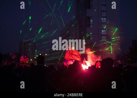 I dimostranti illuminano e usano i laser sulla statua principale della Piazza della dignità (ex Piazza Italia) come protesta contro la disuguaglianza, l'alto costo della vita, il governo di Sebasty Pinera e il sistema neoliberale. Santiago, Cile, 22 novembre 2019 Una nuova giornata di proteste e scontri con la polizia nel centro di Santiago, dove migliaia di persone si riuniscono ogni giorno per parlare contro la disuguaglianza sociale, l'alto costo della vita, il governo di Sebasty Pinera e il sistema neoliberale. (Foto di Claudio Abarca Sandoval/NurPhoto) Foto Stock