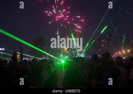 I dimostranti illuminano e usano i laser sulla statua principale della Piazza della dignità (ex Piazza Italia) come protesta contro la disuguaglianza, l'alto costo della vita, il governo di Sebasty Pinera e il sistema neoliberale. Santiago, Cile, 22 novembre 2019 Una nuova giornata di proteste e scontri con la polizia nel centro di Santiago, dove migliaia di persone si riuniscono ogni giorno per parlare contro la disuguaglianza sociale, l'alto costo della vita, il governo di Sebasty Pinera e il sistema neoliberale. (Foto di Claudio Abarca Sandoval/NurPhoto) Foto Stock