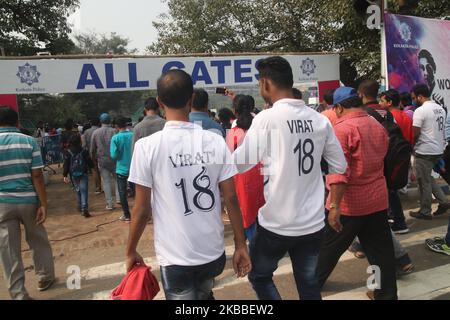 Gli amanti del cricket con la maglia del capitano della squadra di cricket dell'India Virat Kohli Damy e senso allo stadio di cricket dell'Eden Gardens avanti la prima volta in India Day Night Pink Ball Test Cricket Match India e Bangladesh il 23,2019 novembre a Kolkata, India. (Foto di Debajyoti Chakraborty/NurPhoto) Foto Stock