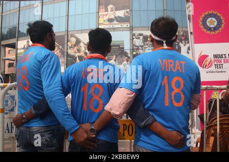 Gli amanti del cricket con la maglia del capitano della squadra di cricket dell'India Virat Kohli Damy e senso allo stadio di cricket dell'Eden Gardens avanti la prima volta in India Day Night Pink Ball Test Cricket Match India e Bangladesh il 23,2019 novembre a Kolkata, India. (Foto di Debajyoti Chakraborty/NurPhoto) Foto Stock