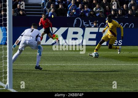 Ivan Cuellar del CD Leganes e Ousmane Dembele del FC Barcelona durante la partita della Liga tra il CD Leganes e il FC Barcelona allo stadio Butarque di Leganes, Spagna. Novembre 23, 2019. (Foto di A. Ware/NurPhoto) Foto Stock