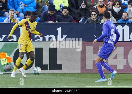 Jonathan Silva del CD Leganes e Ousmane Dembele del FC Barcelona durante la partita della Liga tra il CD Leganes e il FC Barcelona allo stadio Butarque di Leganes, Spagna. Novembre 23, 2019. (Foto di A. Ware/NurPhoto) Foto Stock