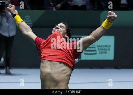 Rafael Nadal di Spagna festeggia dopo aver sconfitto Denis Shapovalov del Canada alla finale di Coppa Davis 2019 tra Spagna e Canada a la Caja Magica il 24 novembre 2019 a Madrid, Spagna (Foto di Oscar Gonzalez/NurPhoto) Foto Stock