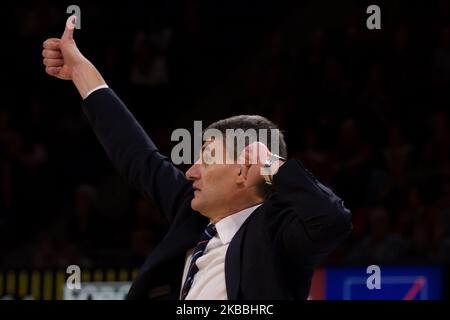 Velimir Perasovic, Capo allenatore di Kirolbet Baskonia Vitoria Gasteiz in azione durante la stagione regolare 2019/2020 Liga Endesa Round 10 gioco tra Kirolbet Baskonia Vitoria Gasteiz e Valencia Basket a Fernando Buesa Arena il 24 novembre 2019 a Vitoria-Gasteiz, Spagna (Foto di Frank Lovicario/NurPhoto) Foto Stock