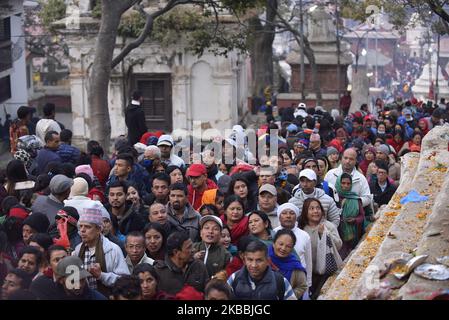 I devoti nepalesi arrivano per offrire la preghiera rituale durante il festival di Bala Chaturdashi celebrato a Kathmandu, Nepal lunedì 25 novembre 2019. È creduto che i semi caduti in ricordo di quei amati durante i rituali di Bala Chaturdashi, possono assicurare un posto migliore nel cielo per i loro cari ed i loro parenti diminuiti. (Foto di Narayan Maharjan/NurPhoto) Foto Stock