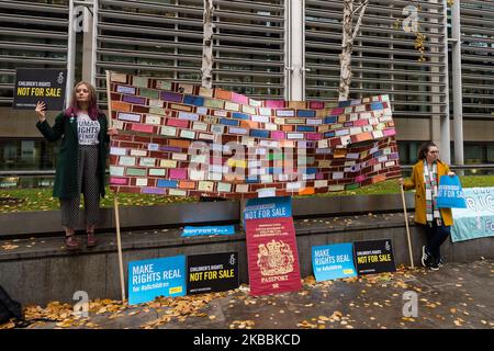 Gli attivisti di Amnesty International si riuniscono presso la sede del Regno Unito per dimostrare e consegnare una petizione che chiedeva di smettere di trarre profitto dai diritti dei bambini alla cittadinanza il 25 novembre 2019 a Londra, Inghilterra. I bambini che crescono nel Regno Unito, nati in Gran Bretagna o in Abrod, hanno il diritto di registrarsi come cittadini britannici e la tassa Home Office per la cittadinanza britannica è di £1.012, mentre solo £372 della tassa corrente rappresenta il costo amministrativo. (Foto di Wiktor Szymanowicz/NurPhoto) Foto Stock