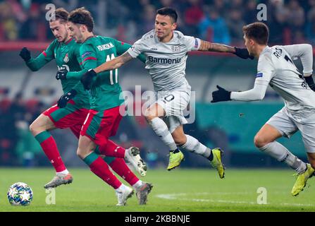 Aleksei Miranchuk (L) e Anton Miranchukl (C) del FC Lokomotiv Moskva e Charles Aranguiz di Bayer Leverkusen vie per la palla durante la partita di gruppo D della UEFA Champions League tra FC Lokomotiv Moskva e Bayer Leverkusen alla RZD Arena il 26 novembre 2019 a Mosca, Russia. (Foto di Igor Russak/NurPhoto) Foto Stock