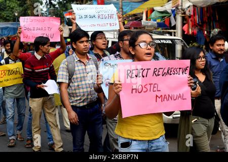 Studenti, Alumni della Jawaharlal Nehru University (JNU) alla parte in un rally di protesta contro il Center modi Governo mela per la Save Public Education e National Day di protesta in difesa di Affordable and Accessible Education il 27,2019 novembre a Kolkata, India. Nella dichiarazione, circa 80 studenti e facoltà dell'IIT Gandhinagar condannano l'università â€œrepressive administrationâ€ ed esprimono sostegno agli studenti dell'JNU per la lotta alla privatizzazione e alla contrattualizzazione dell'istruzione superiore. Chiamando l'amministrazione â€˜authoritarianâ€™, la dichiarazione dice che l'agitazione da Foto Stock