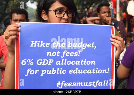 Studenti, Alumni della Jawaharlal Nehru University (JNU) alla parte in un rally di protesta contro il Center modi Governo mela per la Save Public Education e National Day di protesta in difesa di Affordable and Accessible Education il 27,2019 novembre a Kolkata, India. Nella dichiarazione, circa 80 studenti e facoltà dell'IIT Gandhinagar condannano l'università â€œrepressive administrationâ€ ed esprimono sostegno agli studenti dell'JNU per la lotta alla privatizzazione e alla contrattualizzazione dell'istruzione superiore. Chiamando l'amministrazione â€˜authoritarianâ€™, la dichiarazione dice che l'agitazione da Foto Stock