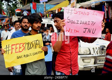 Studenti, Alumni della Jawaharlal Nehru University (JNU) alla parte in un rally di protesta contro il Center modi Governo mela per la Save Public Education e National Day di protesta in difesa di Affordable and Accessible Education il 27,2019 novembre a Kolkata, India. Nella dichiarazione, circa 80 studenti e facoltà dell'IIT Gandhinagar condannano l'università â€œrepressive administrationâ€ ed esprimono sostegno agli studenti dell'JNU per la lotta alla privatizzazione e alla contrattualizzazione dell'istruzione superiore. Chiamando l'amministrazione â€˜authoritarianâ€™, la dichiarazione dice che l'agitazione da Foto Stock