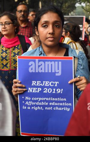 Studenti, Alumni della Jawaharlal Nehru University (JNU) alla parte in un rally di protesta contro il Center modi Governo mela per la Save Public Education e National Day di protesta in difesa di Affordable and Accessible Education il 27,2019 novembre a Kolkata, India. Nella dichiarazione, circa 80 studenti e facoltà dell'IIT Gandhinagar condannano l'università â€œrepressive administrationâ€ ed esprimono sostegno agli studenti dell'JNU per la lotta alla privatizzazione e alla contrattualizzazione dell'istruzione superiore. Chiamando l'amministrazione â€˜authoritarianâ€™, la dichiarazione dice che l'agitazione da Foto Stock