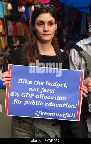 Studenti, Alumni della Jawaharlal Nehru University (JNU) alla parte in un rally di protesta contro il Center modi Governo mela per la Save Public Education e National Day di protesta in difesa di Affordable and Accessible Education il 27,2019 novembre a Kolkata, India. Nella dichiarazione, circa 80 studenti e facoltà dell'IIT Gandhinagar condannano l'università â€œrepressive administrationâ€ ed esprimono sostegno agli studenti dell'JNU per la lotta alla privatizzazione e alla contrattualizzazione dell'istruzione superiore. Chiamando l'amministrazione â€˜authoritarianâ€™, la dichiarazione dice che l'agitazione da Foto Stock