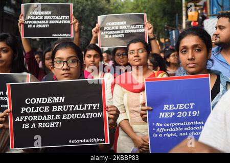 Studenti, Alumni della Jawaharlal Nehru University (JNU) alla parte in un rally di protesta contro il Center modi Governo mela per la Save Public Education e National Day di protesta in difesa di Affordable and Accessible Education il 27,2019 novembre a Kolkata, India. Nella dichiarazione, circa 80 studenti e facoltà dell'IIT Gandhinagar condannano l'università â€œrepressive administrationâ€ ed esprimono sostegno agli studenti dell'JNU per la lotta alla privatizzazione e alla contrattualizzazione dell'istruzione superiore. Chiamando l'amministrazione â€˜authoritarianâ€™, la dichiarazione dice che l'agitazione da Foto Stock