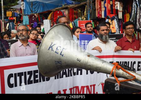 Studenti, Alumni della Jawaharlal Nehru University (JNU) alla parte in un rally di protesta contro il Center modi Governo mela per la Save Public Education e National Day di protesta in difesa di Affordable and Accessible Education il 27,2019 novembre a Kolkata, India. Nella dichiarazione, circa 80 studenti e facoltà dell'IIT Gandhinagar condannano l'università â€œrepressive administrationâ€ ed esprimono sostegno agli studenti dell'JNU per la lotta alla privatizzazione e alla contrattualizzazione dell'istruzione superiore. Chiamando l'amministrazione â€˜authoritarianâ€™, la dichiarazione dice che l'agitazione da Foto Stock