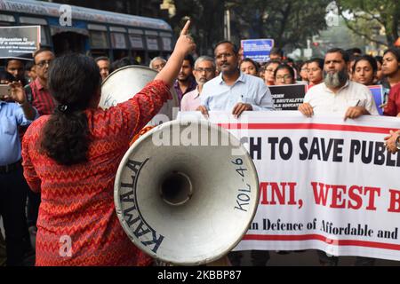 Studenti, Alumni della Jawaharlal Nehru University (JNU) alla parte in un rally di protesta contro il Center modi Governo mela per la Save Public Education e National Day di protesta in difesa di Affordable and Accessible Education il 27,2019 novembre a Kolkata, India. Nella dichiarazione, circa 80 studenti e facoltà dell'IIT Gandhinagar condannano l'università â€œrepressive administrationâ€ ed esprimono sostegno agli studenti dell'JNU per la lotta alla privatizzazione e alla contrattualizzazione dell'istruzione superiore. Chiamando l'amministrazione â€˜authoritarianâ€™, la dichiarazione dice che l'agitazione da Foto Stock