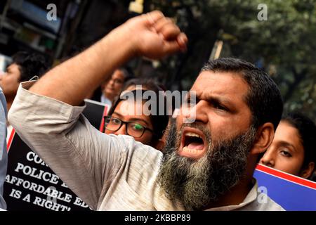 Studenti, Alumni della Jawaharlal Nehru University (JNU) alla parte in un rally di protesta contro il Center modi Governo mela per la Save Public Education e National Day di protesta in difesa di Affordable and Accessible Education il 27,2019 novembre a Kolkata, India. Nella dichiarazione, circa 80 studenti e facoltà dell'IIT Gandhinagar condannano l'università â€œrepressive administrationâ€ ed esprimono sostegno agli studenti dell'JNU per la lotta alla privatizzazione e alla contrattualizzazione dell'istruzione superiore. Chiamando l'amministrazione â€˜authoritarianâ€™, la dichiarazione dice che l'agitazione da Foto Stock