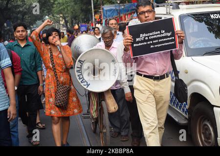 Studenti, Alumni della Jawaharlal Nehru University (JNU) alla parte in un rally di protesta contro il Center modi Governo mela per la Save Public Education e National Day di protesta in difesa di Affordable and Accessible Education il 27,2019 novembre a Kolkata, India. Nella dichiarazione, circa 80 studenti e facoltà dell'IIT Gandhinagar condannano l'università â€œrepressive administrationâ€ ed esprimono sostegno agli studenti dell'JNU per la lotta alla privatizzazione e alla contrattualizzazione dell'istruzione superiore. Chiamando l'amministrazione â€˜authoritarianâ€™, la dichiarazione dice che l'agitazione da Foto Stock