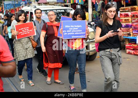 Studenti, Alumni della Jawaharlal Nehru University (JNU) alla parte in un rally di protesta contro il Center modi Governo mela per la Save Public Education e National Day di protesta in difesa di Affordable and Accessible Education il 27,2019 novembre a Kolkata, India. Nella dichiarazione, circa 80 studenti e facoltà dell'IIT Gandhinagar condannano l'università â€œrepressive administrationâ€ ed esprimono sostegno agli studenti dell'JNU per la lotta alla privatizzazione e alla contrattualizzazione dell'istruzione superiore. Chiamando l'amministrazione â€˜authoritarianâ€™, la dichiarazione dice che l'agitazione da Foto Stock