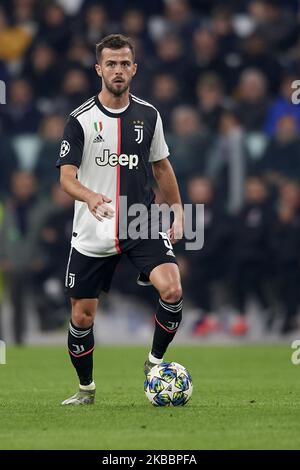 Miralem Pjanic di Juventus in azione durante la partita di gruppo D della UEFA Champions League tra Juventus e Atletico Madrid presso la Juventus Arena il 26 novembre 2019 a Torino. (Foto di Jose Breton/Pics Action/NurPhoto) Foto Stock