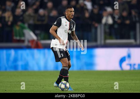 Danilo della Juventus controlla la palla durante la partita di gruppo D della UEFA Champions League tra la Juventus e l'Atletico Madrid presso la Juventus Arena il 26 novembre 2019 a Torino. (Foto di Jose Breton/Pics Action/NurPhoto) Foto Stock