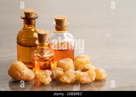 Resina aromatica di frankincenso o olibanum isolata su fondo bianco utilizzata in incenso e profumi. Foto Stock