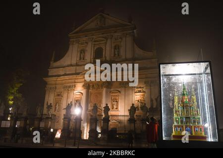 Una visione della Chiesa dei Santi Pietro e Paolo di Cracovia, durante un allarme di smog e una nebbia pesante il 27 novembre, con l'indice di qualità dell'aria (AQI) per PM2,5 oltre 150. Il mercoledì 27 novembre 2019, a Cracovia, Malopolskie Voivodato, Polonia. (Foto di Artur Widak/NurPhoto) Foto Stock