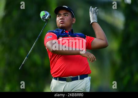 Foto azione Mohamed Dzur Kaef, Malesia tee off durante 21st Sarawak International Junior Golf Championship Final Round al Sarawak Golf Club il 28 novembre 2019 a Kuching, Sarawak, Malesia. (Foto di Muhammad Amir Abidin/NurPhoto) Foto Stock