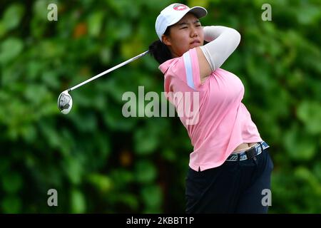 Foto azione di Shang Yu , Singapore tee off durante il 21st Sarawak International Junior Golf Championship Final Round al Sarawak Golf Club il 28 novembre 2019 a Kuching, Sarawak, Malesia. (Foto di Muhammad Amir Abidin/NurPhoto) Foto Stock