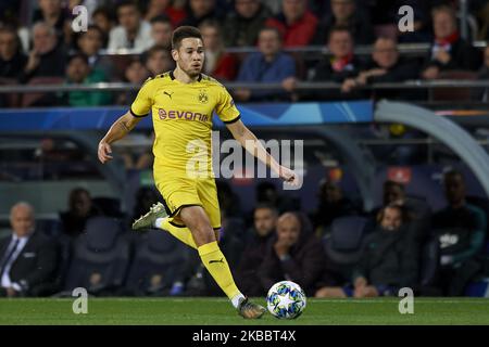 Raphael Guerreiro di Borussia Dortmund durante la partita di gruppo F della UEFA Champions League tra FC Barcelona e Borussia Dortmund a Camp Nou il 27 novembre 2019 a Barcellona, Spagna. (Foto di Jose Breton/Pics Action/NurPhoto) Foto Stock