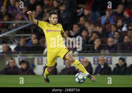 Raphael Guerreiro di Borussia Dortmund controlla la palla durante la partita di gruppo F della UEFA Champions League tra FC Barcelona e Borussia Dortmund al Camp Nou il 27 novembre 2019 a Barcellona, Spagna. (Foto di Jose Breton/Pics Action/NurPhoto) Foto Stock