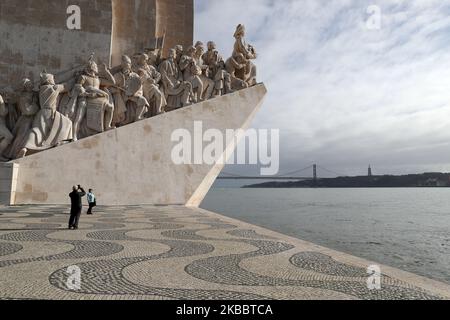 Oltre al Monumento alle scoperte (Padro dos Descobrimentos) a Belem, Lisbona, Portogallo, il 27 novembre 2019 è raffigurato un pavimento a motivi geometrici. Il marciapiede portoghese (Calada Portuguesa), risale alla metà del 19th ° secolo, è un marciapiede di stile tradizionale utilizzato in molte delle aree pedonali del paese e in ex colonie portoghesi come Macao e Brasile. È realizzato con piccoli pezzi di pietre disposti a disegno o a immagine, di solito utilizzati sui marciapiedi, ma è in piazze e atri che quest'arte trova la sua espressione più profonda. (Foto di Pedro FiÃºza/NurPhoto) Foto Stock