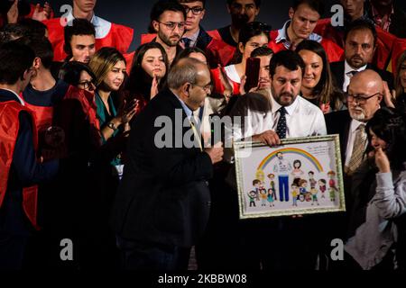 Il segretario della Lega Nord, Matteo Salvini, ha provato per i Rom. Quello in onda al Teatro Italia, in via Bari vicino a Piazza Bologna, è il primo evento del Carroccio a Roma. 'Aiutare Roma a tornare nella sua capitale' - questo è il titolo dell'evento - vede sul palco Matteo Salvini firmare l'ultimo discorso, accolto dal coro 'Matteo-Matteo'. Li ha ringraziati e non ha nascosto la sua speranza: "Vinceremo le elezioni”. Perché 'qui li avete provati tutti.)il 28 novembre 2019 a Roma, Italia (Foto di Andrea Ronchini/NurPhoto) Foto Stock