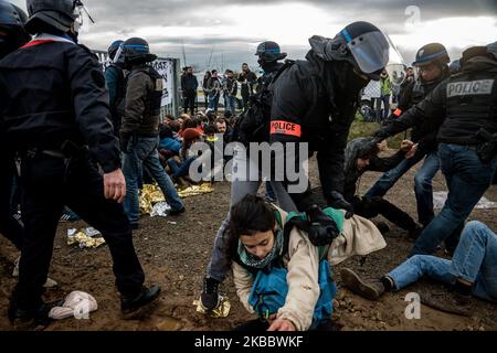 Blocco del deposito amazzonico a Saint Priest, vicino Lione, Francia, il 29 novembre 2019 da parte di vari gruppi ambientali come ANV-COP 21, Alternatiba, Attac e la ribellione estinzione, in occasione della giornata di mobilitazione contro il Venerdì Nero chiamato Block Friday. I manifestanti sono stati evacuati con violenza dalla polizia a metà mattinata. (Foto di Nicolas Liponne/NurPhoto) Foto Stock