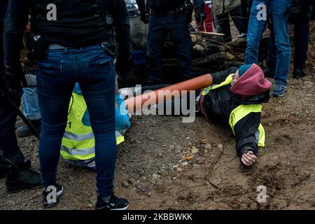 Blocco del deposito amazzonico a Saint Priest, vicino Lione, Francia, il 29 novembre 2019 da parte di vari gruppi ambientali come ANV-COP 21, Alternatiba, Attac e la ribellione estinzione, in occasione della giornata di mobilitazione contro il Venerdì Nero chiamato Block Friday. I manifestanti sono stati evacuati con violenza dalla polizia a metà mattinata. (Foto di Nicolas Liponne/NurPhoto) Foto Stock