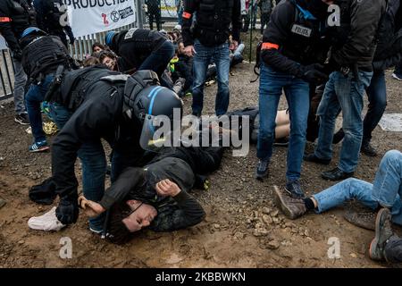 Blocco del deposito amazzonico a Saint Priest, vicino Lione, Francia, il 29 novembre 2019 da parte di vari gruppi ambientali come ANV-COP 21, Alternatiba, Attac e la ribellione estinzione, in occasione della giornata di mobilitazione contro il Venerdì Nero chiamato Block Friday. I manifestanti sono stati evacuati con violenza dalla polizia a metà mattinata. (Foto di Nicolas Liponne/NurPhoto) Foto Stock