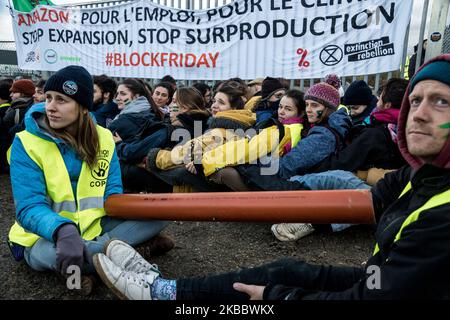 Blocco del deposito amazzonico a Saint Priest, vicino Lione, Francia, il 29 novembre 2019 da parte di vari gruppi ambientali come ANV-COP 21, Alternatiba, Attac e la ribellione estinzione, in occasione della giornata di mobilitazione contro il Venerdì Nero chiamato Block Friday. I manifestanti sono stati evacuati con violenza dalla polizia a metà mattinata. (Foto di Nicolas Liponne/NurPhoto) Foto Stock