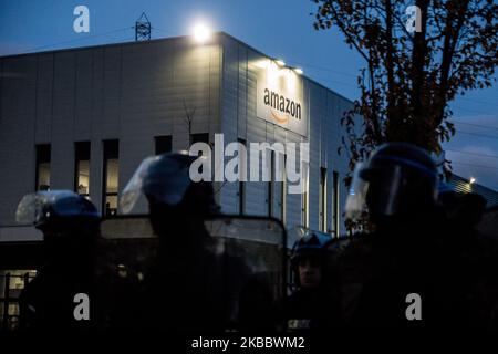 Blocco del deposito amazzonico a Saint Priest, vicino Lione, Francia, il 29 novembre 2019 da parte di vari gruppi ambientali come ANV-COP 21, Alternatiba, Attac e la ribellione estinzione, in occasione della giornata di mobilitazione contro il Venerdì Nero chiamato Block Friday. I manifestanti sono stati evacuati con violenza dalla polizia a metà mattinata. (Foto di Nicolas Liponne/NurPhoto) Foto Stock