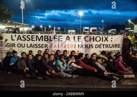 Blocco del deposito amazzonico a Saint Priest, vicino Lione, Francia, il 29 novembre 2019 da parte di vari gruppi ambientali come ANV-COP 21, Alternatiba, Attac e la ribellione estinzione, in occasione della giornata di mobilitazione contro il Venerdì Nero chiamato Block Friday. I manifestanti sono stati evacuati con violenza dalla polizia a metà mattinata. (Foto di Nicolas Liponne/NurPhoto) Foto Stock