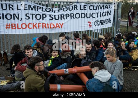 Blocco del deposito amazzonico a Saint Priest, vicino Lione, Francia, il 29 novembre 2019 da parte di vari gruppi ambientali come ANV-COP 21, Alternatiba, Attac e la ribellione estinzione, in occasione della giornata di mobilitazione contro il Venerdì Nero chiamato Block Friday. I manifestanti sono stati evacuati con violenza dalla polizia a metà mattinata. (Foto di Nicolas Liponne/NurPhoto) Foto Stock