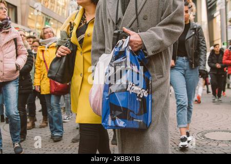 L'acquirente caria alcune borse per la spesa al Black Friday di Colonia, Germania, il 29 novembre 2019. Black Friday sale ha guadagnato anche popularita in Germania. (Foto di Ying Tang/NurPhoto) Foto Stock