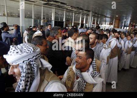 I detenuti di Houthi arrivano nella capitale di Sana'a dopo essere stati liberati dalla coalizione a guida Saudita, il 28 novembre 2019. Circa 128 detenuti di Houthi sono arrivati giovedì alla capitale yemenita di Sanaa, dopo essere stati rilasciati dalla coalizione a guida Saudita, mentre gli sforzi per porre fine al conflitto quinquennale hanno preso slancio. (Foto di Mohammed Hamoud/NurPhoto) Foto Stock