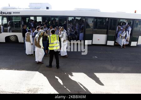 I detenuti di Houthi arrivano nella capitale di Sana'a dopo essere stati liberati dalla coalizione a guida Saudita, il 28 novembre 2019. Circa 128 detenuti di Houthi sono arrivati giovedì alla capitale yemenita di Sanaa, dopo essere stati rilasciati dalla coalizione a guida Saudita, mentre gli sforzi per porre fine al conflitto quinquennale hanno preso slancio. (Foto di Mohammed Hamoud/NurPhoto) (Foto di Mohammed Hamoud/NurPhoto) Foto Stock