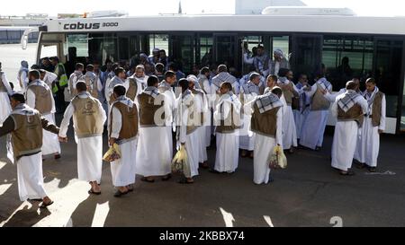 I detenuti di Houthi arrivano nella capitale di Sana'a dopo essere stati liberati dalla coalizione a guida Saudita, il 28 novembre 2019. Circa 128 detenuti di Houthi sono arrivati giovedì alla capitale yemenita di Sanaa, dopo essere stati rilasciati dalla coalizione a guida Saudita, mentre gli sforzi per porre fine al conflitto quinquennale hanno preso slancio. (Foto di Mohammed Hamoud/NurPhoto) (Foto di Mohammed Hamoud/NurPhoto) Foto Stock