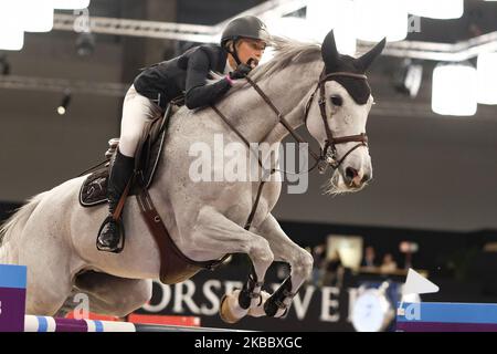 Un partecipante al suo cavallo durante la settimana del Cavallo di Madrid CSI5 a Ifema Madrid 29 novembre 2019 Spagna. Un evento di 3 giorni di competizioni, spettacoli e mostre. (Foto di Oscar Gonzalez/NurPhoto) Foto Stock