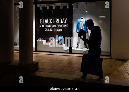 Persone che camminano nel centro commerciale di Puglia Outlet Village a Molfetta il 29th 2019 novembre, per approfittare del Black Friday con notevoli sconti sugli acquisti (Foto di Davide Pischettola/NurPhoto) Foto Stock