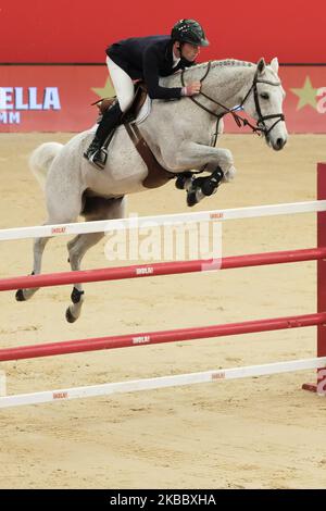 Un partecipante al suo cavallo durante la settimana del Cavallo di Madrid CSI5 a Ifema Madrid 29 novembre 2019 Spagna. Un evento di 3 giorni di competizioni, spettacoli e mostre. (Foto di Oscar Gonzalez/NurPhoto) Foto Stock