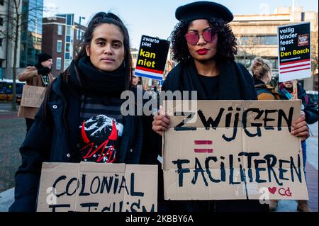 Due donne stanno tenendo cartelloni anti Black Piet durante il rally Anti Black Piet a Eindhoven, il 30th novembre 2019. (Foto di Romy Arroyo Fernandez/NurPhoto) Foto Stock